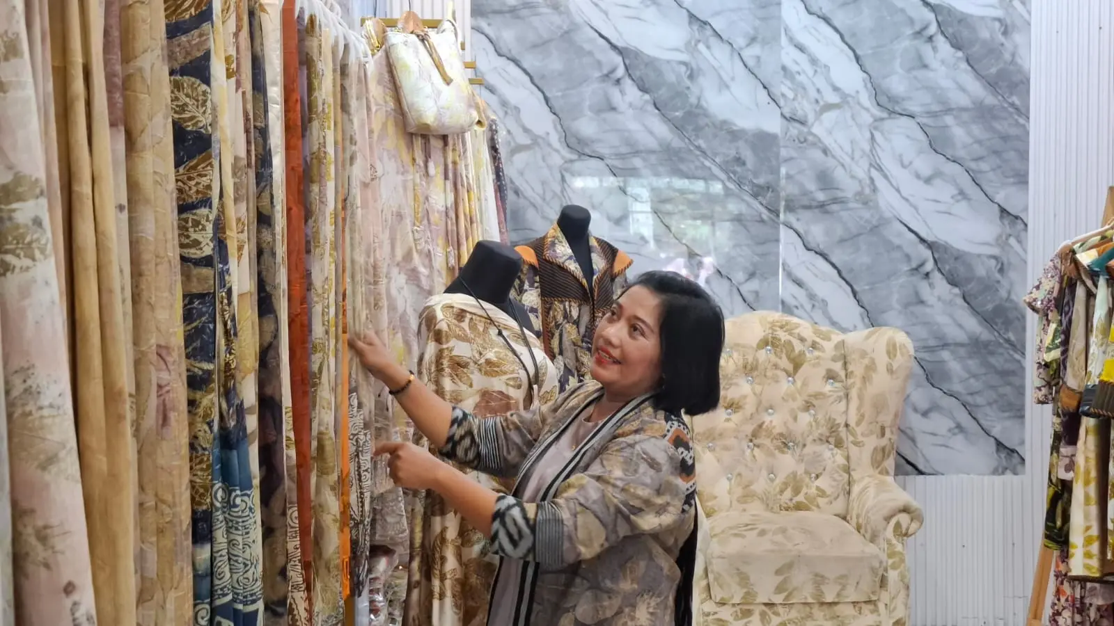 Ika di galerinya yang memamerkan produk-produk ecoprint. Foto: Aisyah Nawangsari Putri