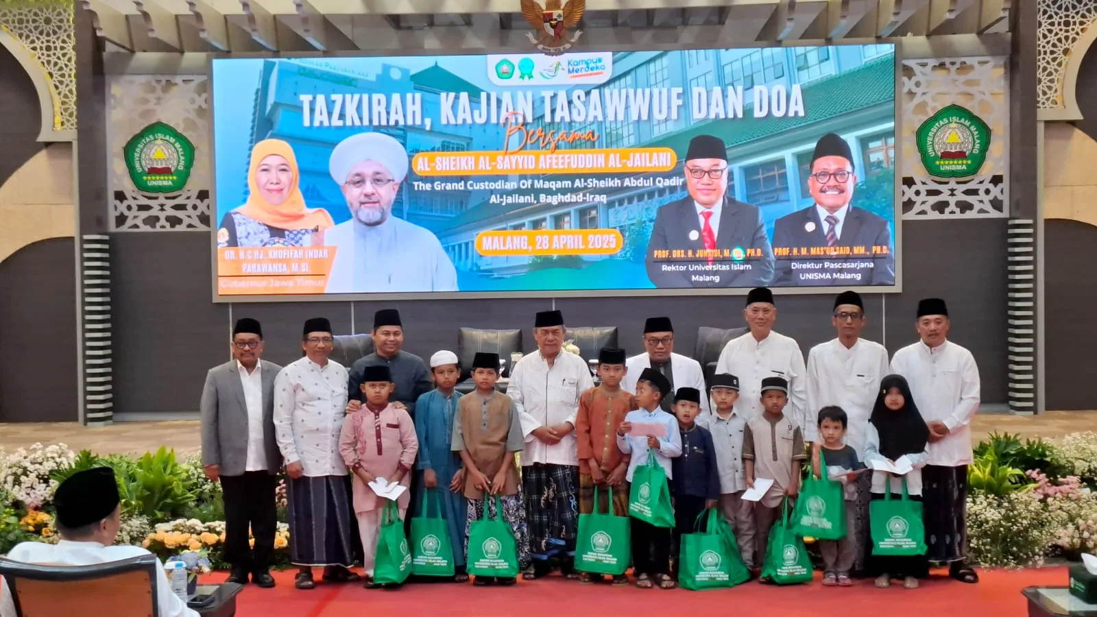 Acara santunan di Unisma Malang. Foto/Azmy