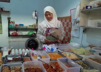 Kuliner Nasi Kuning Bu Aida, salah satu spot kuliner yang pas buat sarapan di Pasar Sawojajar Malang. /Foto: Tugumalang.id/Bagus Rachmad Saputra