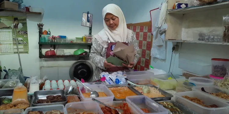 Kuliner Nasi Kuning Bu Aida, salah satu spot kuliner yang pas buat sarapan di Pasar Sawojajar Malang. /Foto: Tugumalang.id/Bagus Rachmad Saputra