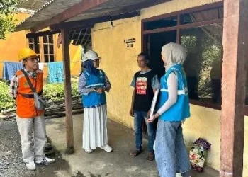 Penyaluran sambungan listrik gratis melalui program Light Up the Dream PLN UP3 Malang. (Foto/dok.)