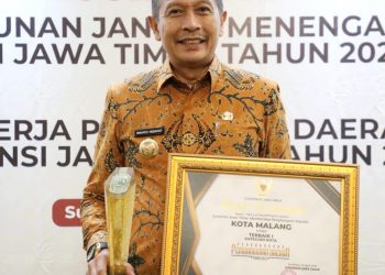 Wali Kota Malang, Wahyu Hidayat menerima penghargaan Pembangunan Daerah Terbaik di Jatim. (Foto/dok. Prokopim Setda Kota Malang)