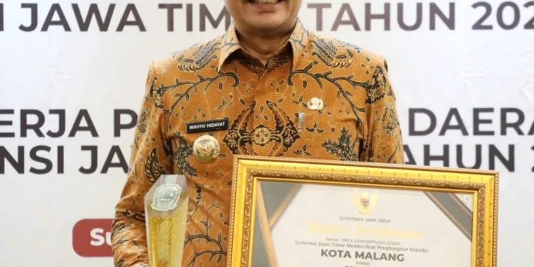 Wali Kota Malang, Wahyu Hidayat menerima penghargaan Pembangunan Daerah Terbaik di Jatim. (Foto/dok. Prokopim Setda Kota Malang)