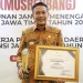 Wali Kota Malang, Wahyu Hidayat menerima penghargaan Pembangunan Daerah Terbaik di Jatim. (Foto/dok. Prokopim Setda Kota Malang)