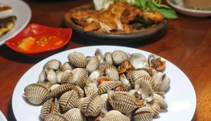 Menu seafood di Cak Tomo Sanan./Foto: Google Review Warung Cak Tomo Sanan.
