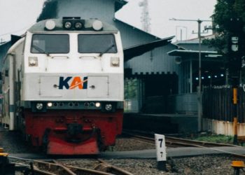 Jadwal keberangkatan KA Majapahit rute Malang-Jakarta sebagai referensi bagi penumpang. /Foto: Unsplash.com/Salman Rameli.