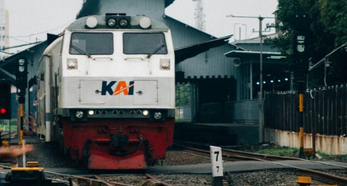 Jadwal keberangkatan KA Majapahit rute Malang-Jakarta sebagai referensi bagi penumpang. /Foto: Unsplash.com/Salman Rameli.