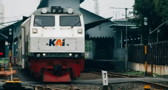 Jadwal keberangkatan KA Majapahit rute Malang-Jakarta sebagai referensi bagi penumpang. /Foto: Unsplash.com/Salman Rameli.