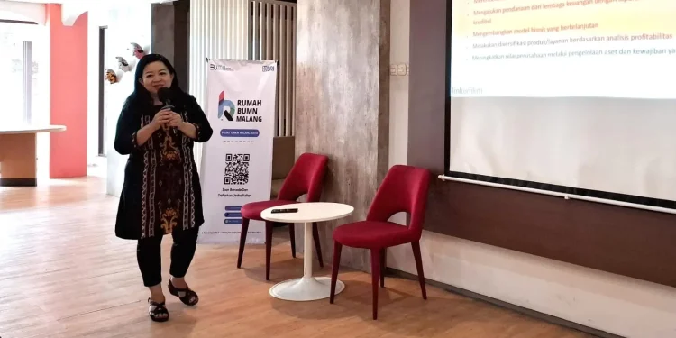 Dr Dwi Ekasari memberikan materi manajemen keuangan di Rumah BUMN Kota Malang by BRI. Foto: Aisyah Nawangsari Putri
