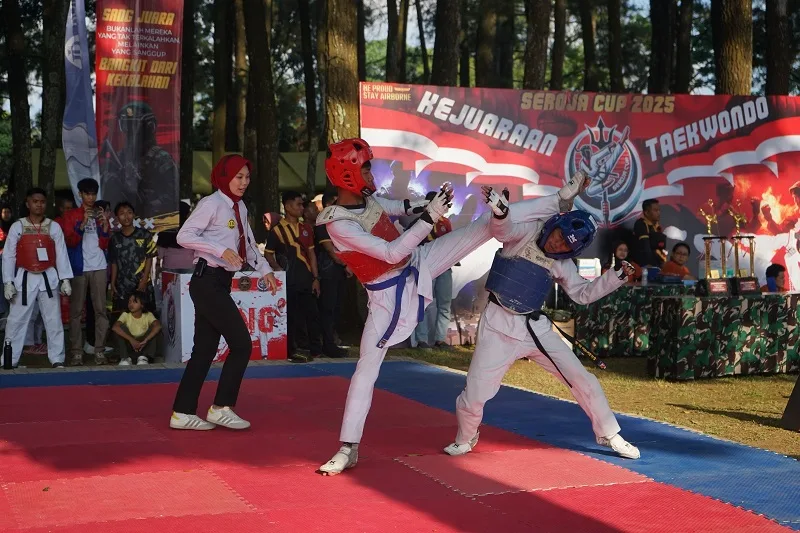 Peserta sedang berlaga dalam kejuaraan Taekwondo Seroja Cup 2025. Foto/dok