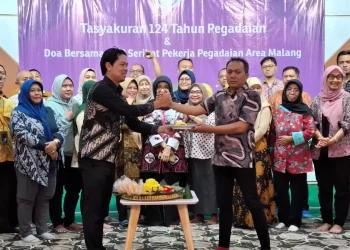 Pemotongan tumpeng secara simbolis sebagai tanda rasa syukur. Foto: Aisyah Nawangsari Putri