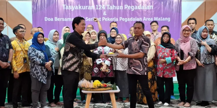 Pemotongan tumpeng secara simbolis sebagai tanda rasa syukur. Foto: Aisyah Nawangsari Putri