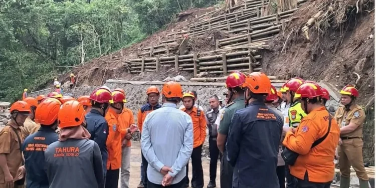 Peninjauan jalur Cangar-Pacet yang rencana akan kembali dibuka namun terbatas. Foto: BPBD Jatim