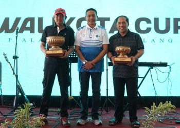 Wali Kota Malang, Wahyu Hidayat (tengah) menyerahkan trofi bergilir Turnamen Golf Wali Kota Cup 2025. /Foto: Dok. Istimewa.
