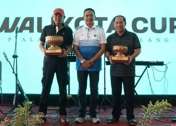 Wali Kota Malang, Wahyu Hidayat (tengah) menyerahkan trofi bergilir Turnamen Golf Wali Kota Cup 2025. /Foto: Dok. Istimewa.