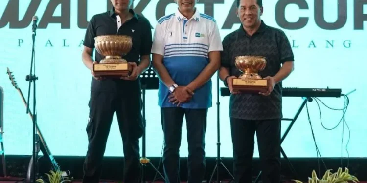 Wali Kota Malang, Wahyu Hidayat (tengah) menyerahkan trofi bergilir Turnamen Golf Wali Kota Cup 2025. /Foto: Dok. Istimewa.