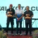 Wali Kota Malang, Wahyu Hidayat (tengah) menyerahkan trofi bergilir Turnamen Golf Wali Kota Cup 2025. /Foto: Dok. Istimewa.