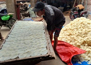 Adonan keripik singkong produksi Keripik Singkong Barokah sebelum dijemur. Foto: Aisyah Nawangsari Putri