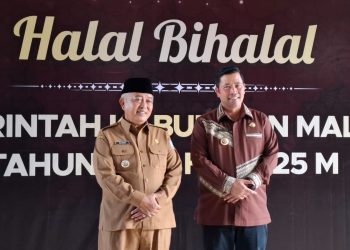 Bupati Malang, Sanusi (kiri) mendampingi Bupati Aceh Tengah, Haili Yoga (kanan) saat mengunjungi Kabupaten Malang. Foto: Aisyah Nawangsari Putri