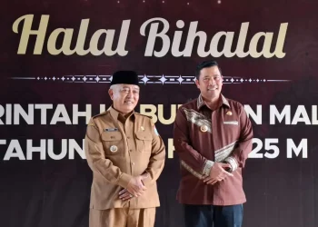 Bupati Malang, Sanusi (kiri) mendampingi Bupati Aceh Tengah, Haili Yoga (kanan) saat mengunjungi Kabupaten Malang. Foto: Aisyah Nawangsari Putri