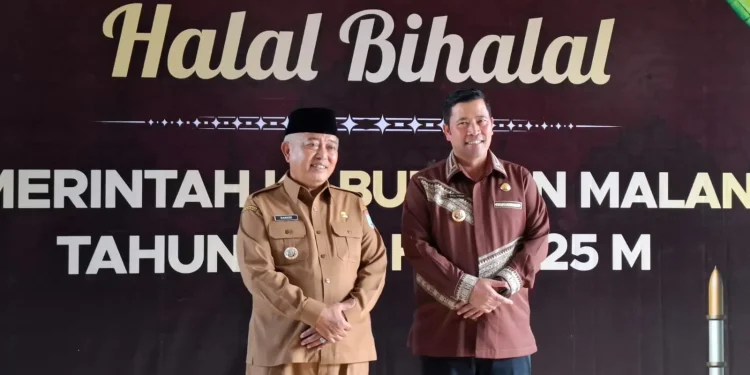 Bupati Malang, Sanusi (kiri) mendampingi Bupati Aceh Tengah, Haili Yoga (kanan) saat mengunjungi Kabupaten Malang. Foto: Aisyah Nawangsari Putri