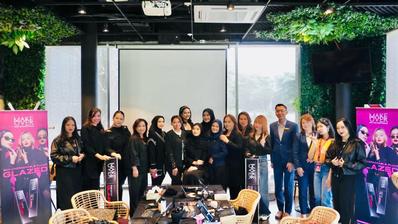 Make Over menggelar beauty class. Foto/dok