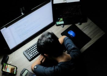 Ilustrasi seorang mahasiswa kurang tidur terlalu banyak kafein. (foto: Unsplash /l ch)