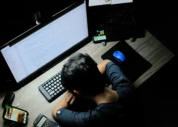 Ilustrasi seorang mahasiswa kurang tidur terlalu banyak kafein. (foto: Unsplash /l ch)