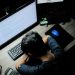 Ilustrasi seorang mahasiswa kurang tidur terlalu banyak kafein. (foto: Unsplash /l ch)
