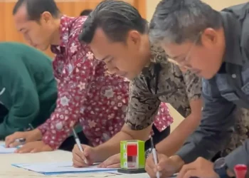 Kepala LKPH UMM, Yaris Adhial Fajrin menandatangi kontrak pelaksanaan bantuan hukum tahun anggaran 2025. (Foto/dok.)