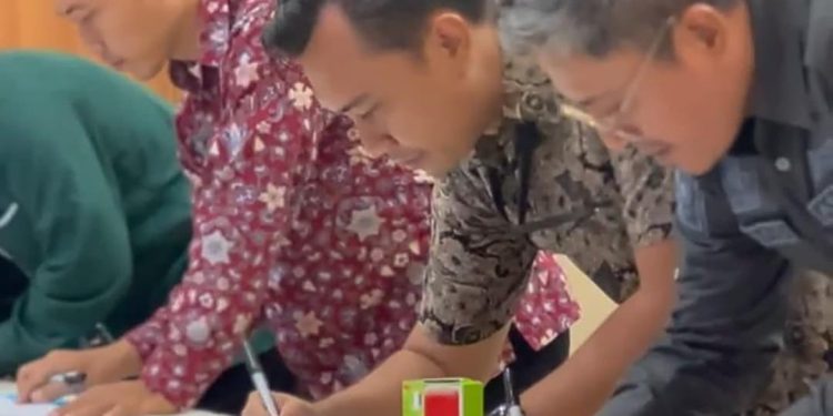 Kepala LKPH UMM, Yaris Adhial Fajrin menandatangi kontrak pelaksanaan bantuan hukum tahun anggaran 2025. (Foto/dok.)