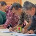 Kepala LKPH UMM, Yaris Adhial Fajrin menandatangi kontrak pelaksanaan bantuan hukum tahun anggaran 2025. (Foto/dok.)