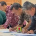 Kepala LKPH UMM, Yaris Adhial Fajrin menandatangi kontrak pelaksanaan bantuan hukum tahun anggaran 2025. (Foto/dok.)