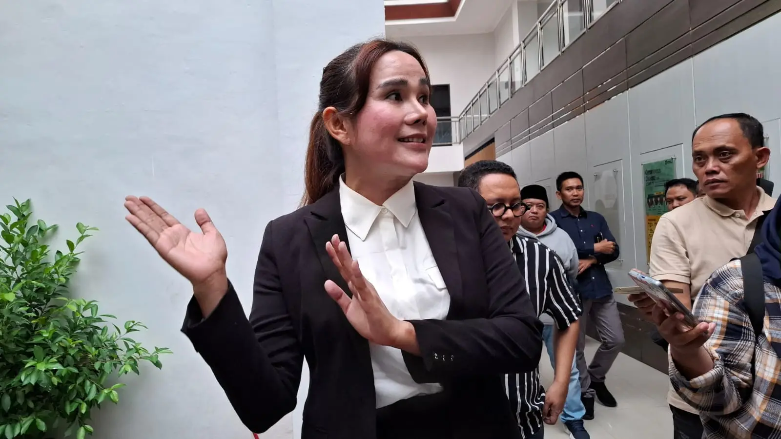 Isa Zega saat memberi keterangan pada media. Foto: Aisyah Nawangsari Putri