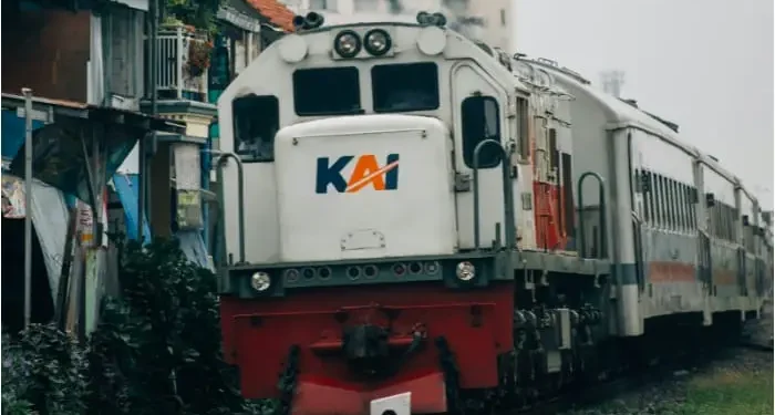 Jadwal dan harga tiket kereta api rute Malang-Blitar untuk kelas ekonomi. /Foto: Unsplash.com/Salman Rameli.