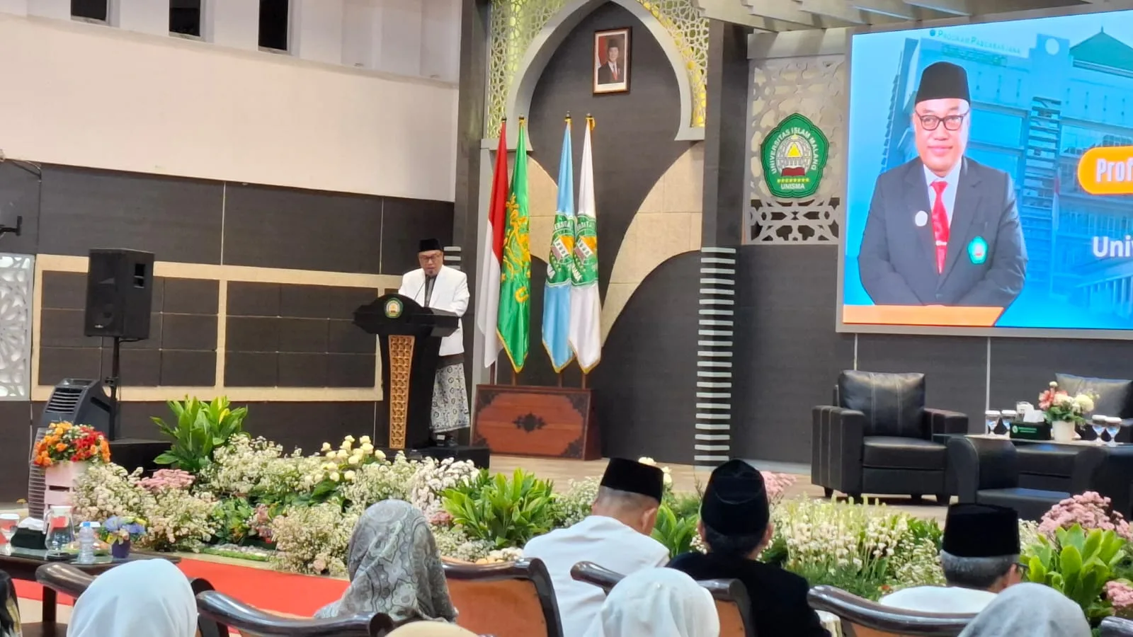 Rektor Unisma Prof. Junaidi memberikan sambutan kepada Al-Sheikh Al-Sayyid Afeefuddin Al-Jailani. Foto: Azmy