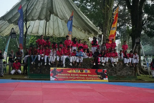 Para peserta sedang menonton laga dalam kejuaraan Taekwondo Seroja Cup 2025. Foto/dok