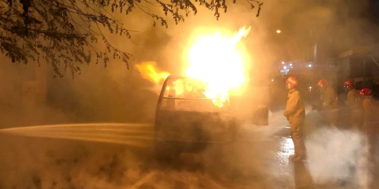 Kebakaran mobil angkot di Kota Batu diduga bawa BBM ilegal. Foto : Istimewa