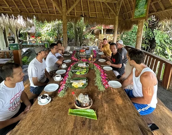 Kangidung makan bersama saat di Bali. Foto/dok Kangidung
