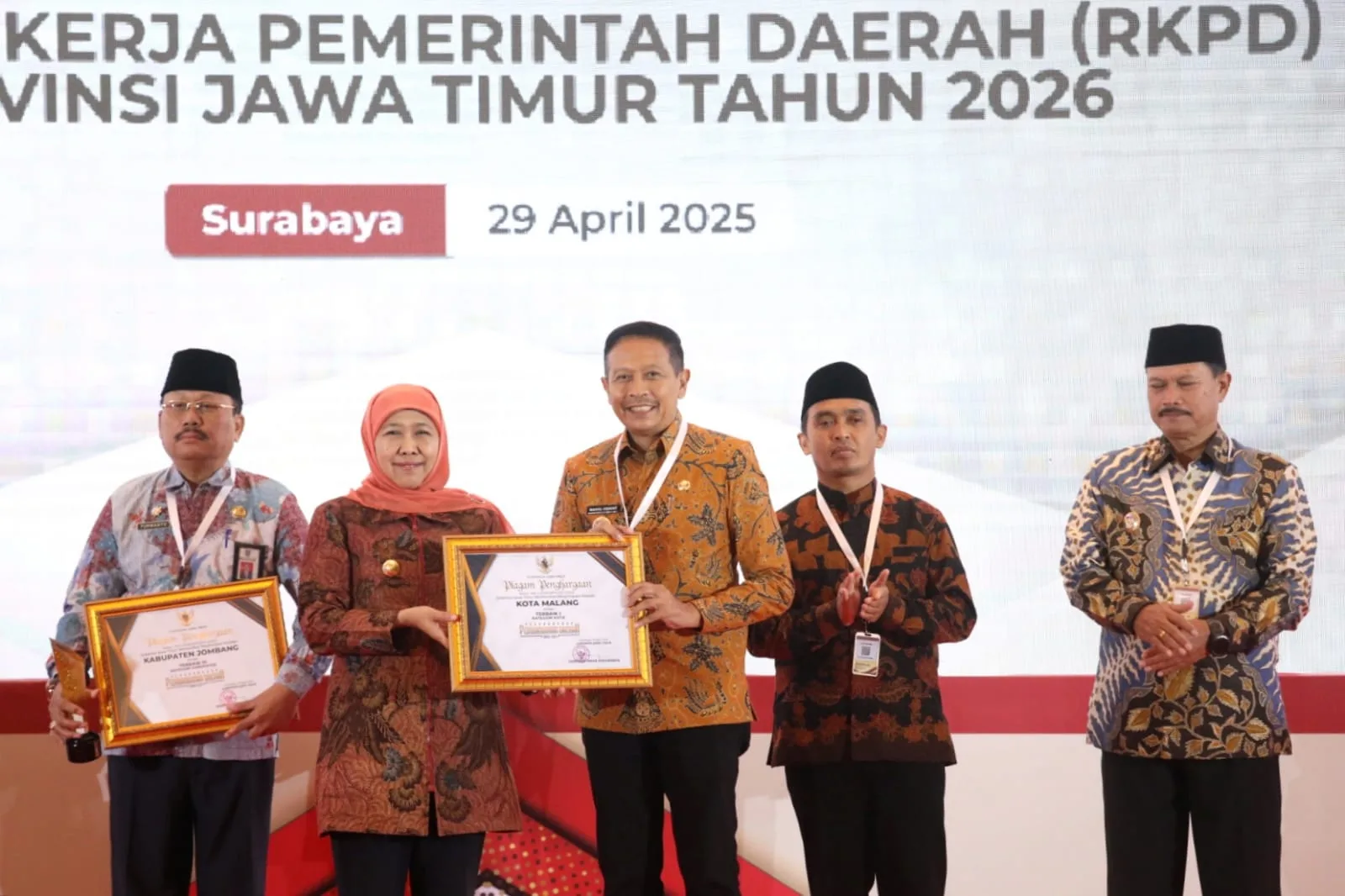 Wali Kota Malang, Wahyu Hidayat menerima penghargaan Pembangunan Daerah Terbaik di Jatim. (Foto/dok. Prokopim Setda Kota Malang)