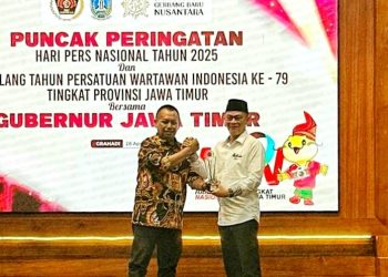 Ketua PWI Jatim, Lutfi Hakim memberikan penghargaan kepada Rektor UIBU Malang, Nurcholis Sunuyeko. (Foto/ist)