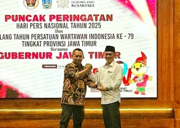 Ketua PWI Jatim, Lutfi Hakim memberikan penghargaan kepada Rektor UIBU Malang, Nurcholis Sunuyeko. (Foto/ist)