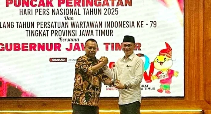 Ketua PWI Jatim, Lutfi Hakim memberikan penghargaan kepada Rektor UIBU Malang, Nurcholis Sunuyeko. (Foto/ist)