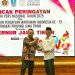 Ketua PWI Jatim, Lutfi Hakim memberikan penghargaan kepada Rektor UIBU Malang, Nurcholis Sunuyeko. (Foto/ist)