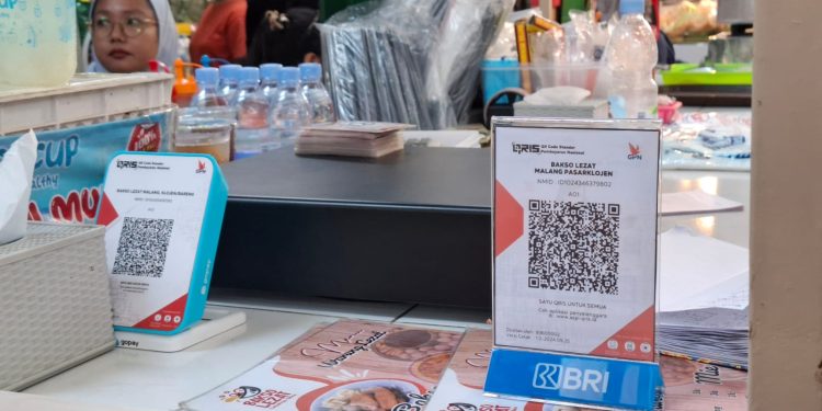 Pedagang di Pasar Klojen Malang menyediakan opsi pembayaran menggunakan QRIS. Foto: Aisyah Nawangsari Putri