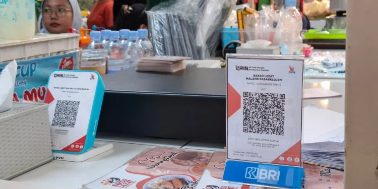 Pedagang di Pasar Klojen Malang menyediakan opsi pembayaran menggunakan QRIS. Foto: Aisyah Nawangsari Putri