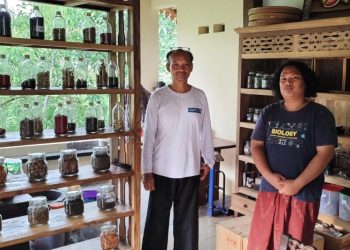 Prof. Luchman (baju putih)bersama pengelola berada di kedai digital dengan biji-biji kopi dalam botol-botol koleksi yang dilengkapi QRcode carts. Foto: Dok.