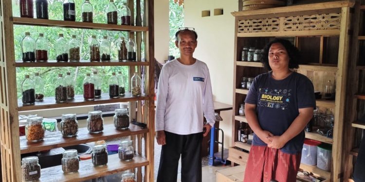 Prof. Luchman (baju putih)bersama pengelola berada di kedai digital dengan biji-biji kopi dalam botol-botol koleksi yang dilengkapi QRcode carts. Foto: Dok.