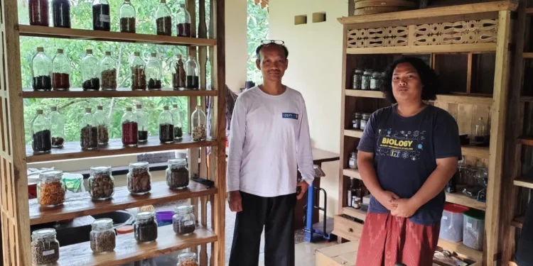 Prof. Luchman (baju putih)bersama pengelola berada di kedai digital dengan biji-biji kopi dalam botol-botol koleksi yang dilengkapi QRcode carts. Foto: Dok.