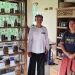 Prof. Luchman (baju putih)bersama pengelola berada di kedai digital dengan biji-biji kopi dalam botol-botol koleksi yang dilengkapi QRcode carts. Foto: Dok.